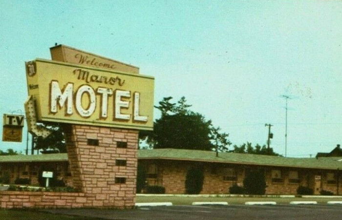 Manor Motel - Old Post Card (newer photo)